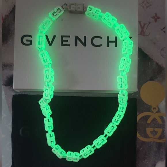 GIVENCHY GLOW IN THE DARK CUBE NECKLACE NEW IN BOX - Picture 4 of 6